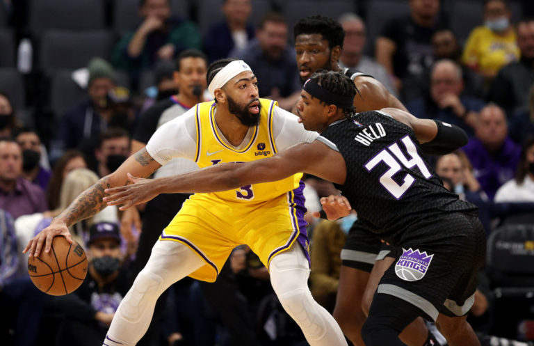 Los Lakers destrozan a Sacramento en la segunda parte sin LeBron James