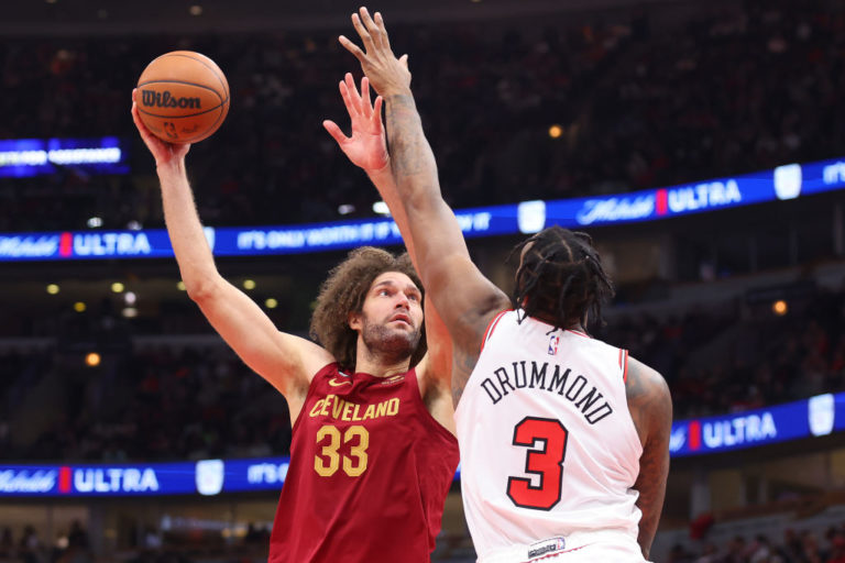 Twin brothers Brook, Robin Lopez agree to play together with Milwaukee  Bucks 